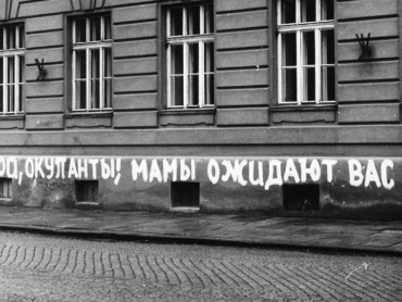 Ruský nápis na fasádě tehdejší budovy Přírodovědecké fakulty Univerzity Palackého na Leninově třídě (nynější třídě Svobody): „Jděte domů, okupanti! Mámy vás čekají doma!“ Státní okresní archiv v Olomouci. 